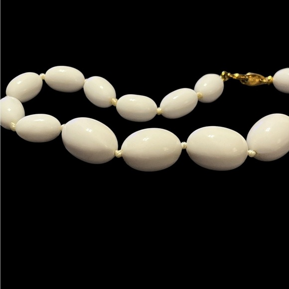 Trifari Vintage 70s White Bead Necklace Oblong Beads - Picture 4 of 5